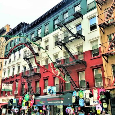 Fachada de Little Italy en Nueva York pintada con los colores de la bandera italiana