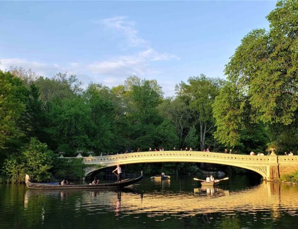 Panorámica del Bow Bridge en Central Park, Nueva York, con vista de la góndola veneciana en el lago.