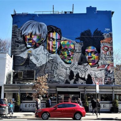 Imagen del mural de Eduardo Kobra en la pared tras el Empire Diner, barrio de Chelsea, NYC.