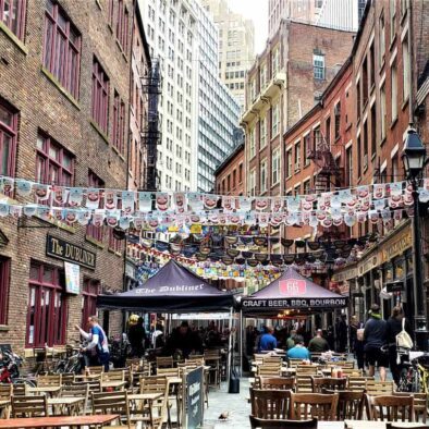 Vista de las terrazas de Stone Street, Bajo Manhattan, por NY a tus pies