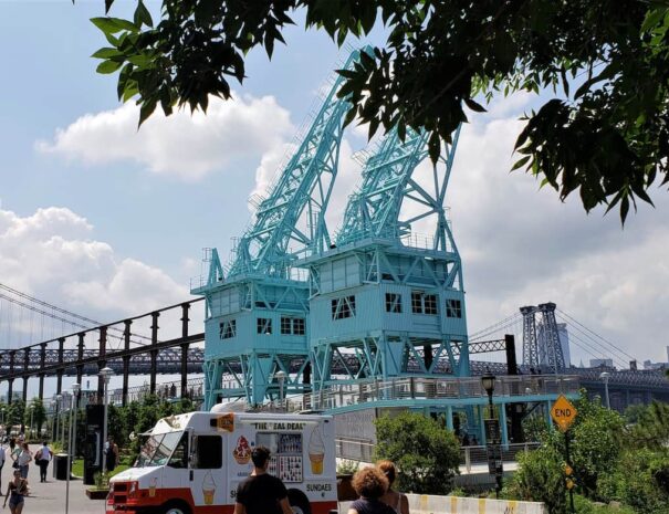 Vista de las grúas restauradas de Domino Park, Brooklyn